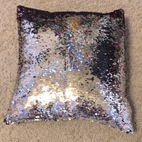 This sequence pink and silver pillow - Picture 2 of 4